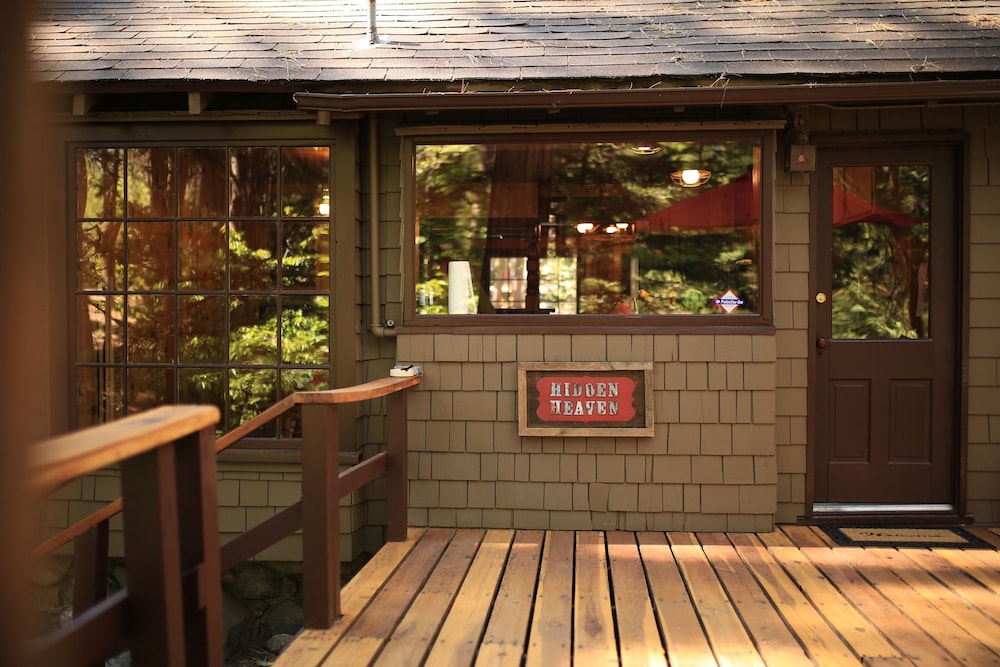 Secluded "Hidden Heaven"  Vintage Cabin on Strawberry Creek, Walk to town