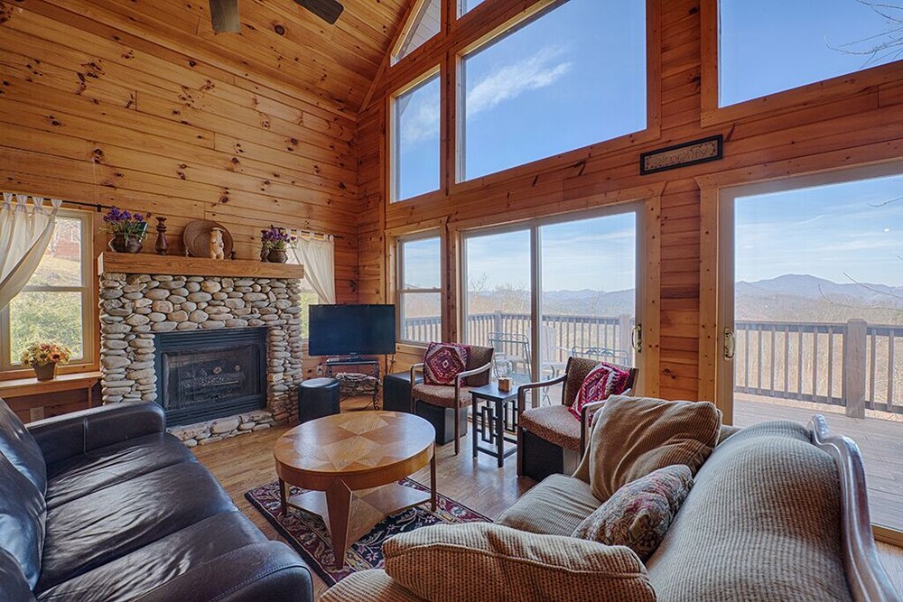 5 Bedroom 3 Bath Log Cabin Awesome Views Game Room Hot Tub