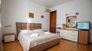 Lenzuola Frette, una scrivania, culle/letti per bambini (gratuiti)