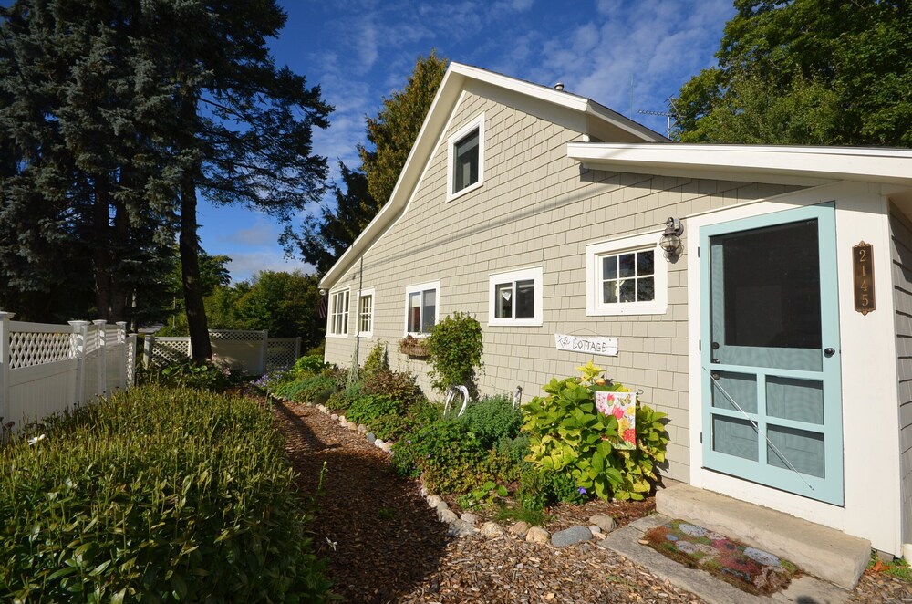 Cozy cottage with private pond. Pet friendly.