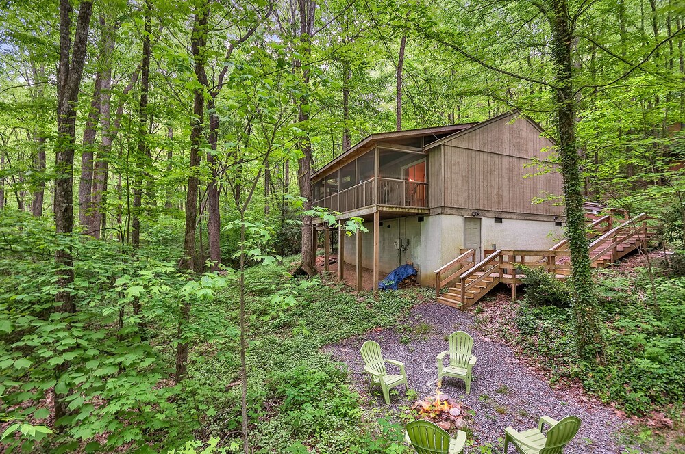 Smoky Mountain Treehouse - Cozy, Clean, Hot Tub, WiFi, Central Heat/Air, 5-Star