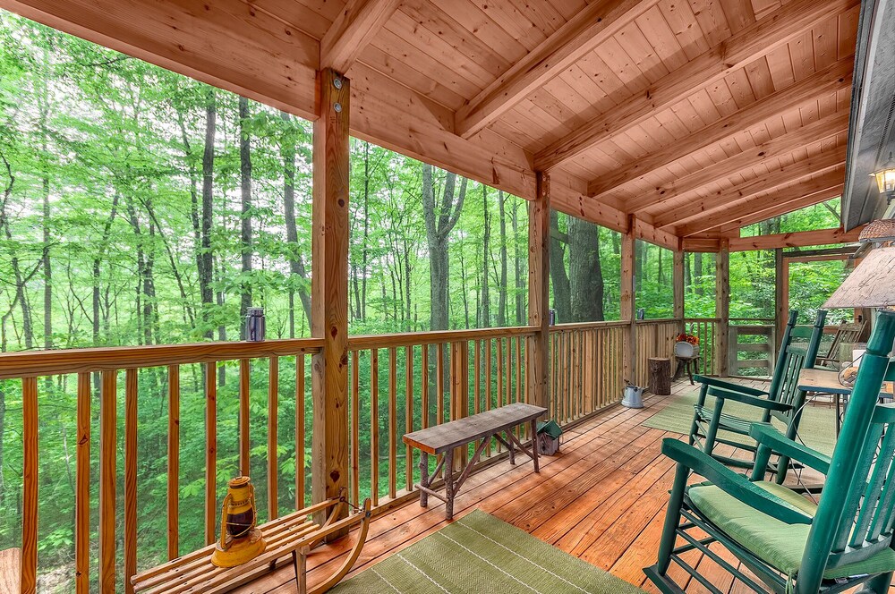 Smoky Mountain Treehouse - Cozy, Clean, Hot Tub, WiFi, Central Heat/Air, 5-Star