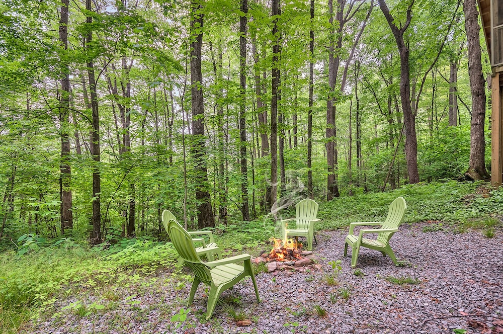 Smoky Mountain Treehouse - Cozy, Clean, Hot Tub, WiFi, Central Heat/Air, 5-Star