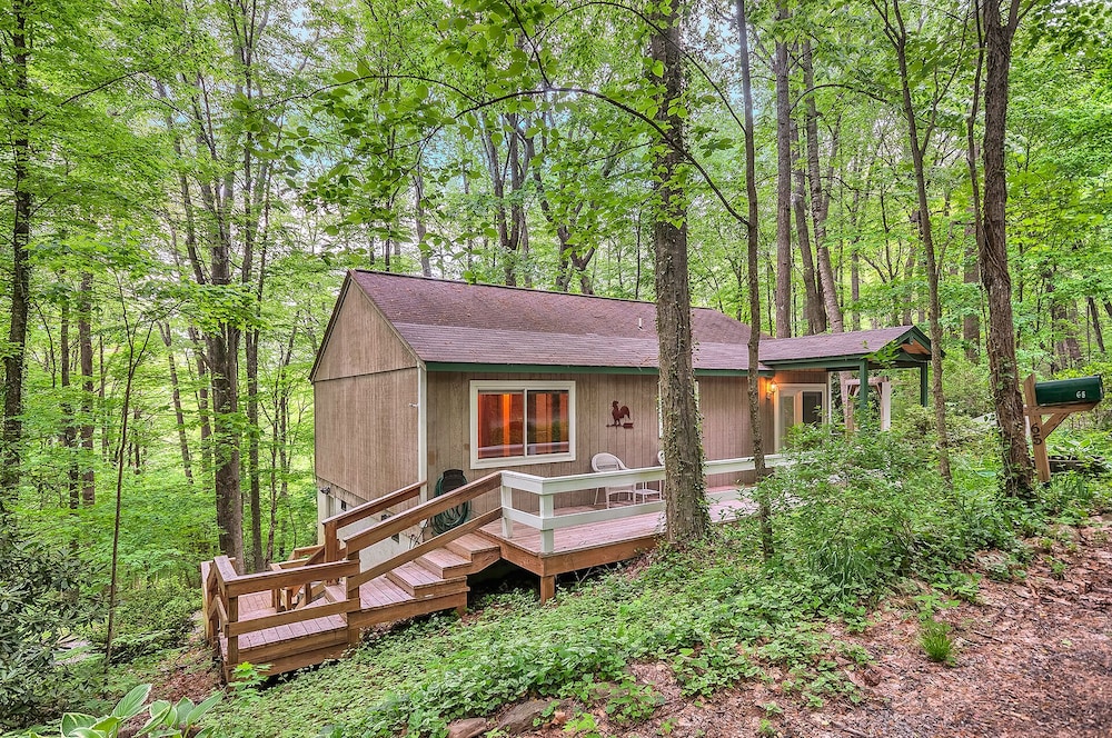 Smoky Mountain Treehouse - Cozy, Clean, Hot Tub, WiFi, Central Heat/Air, 5-Star