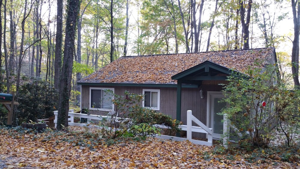 Smoky Mountain Treehouse - Cozy, Clean, Hot Tub, WiFi, Central Heat/Air, 5-Star