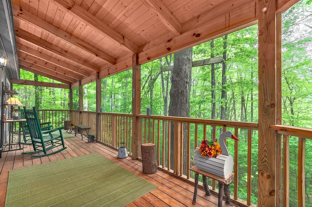 Smoky Mountain Treehouse - Cozy, Clean, Hot Tub, WiFi, Central Heat/Air, 5-Star