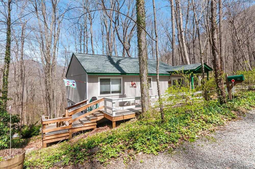 Smoky Mountain Treehouse - Cozy, Clean, Hot Tub, WiFi, Central Heat/Air, 5-Star