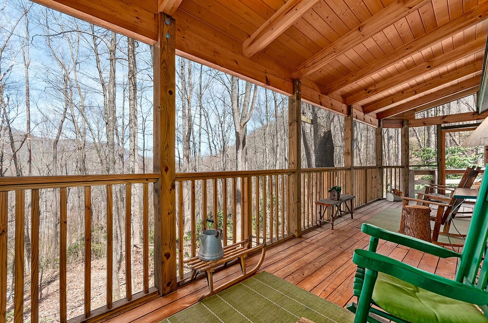 Smoky Mountain Treehouse - Cozy, Clean, Hot Tub, WiFi, Central Heat/Air, 5-Star