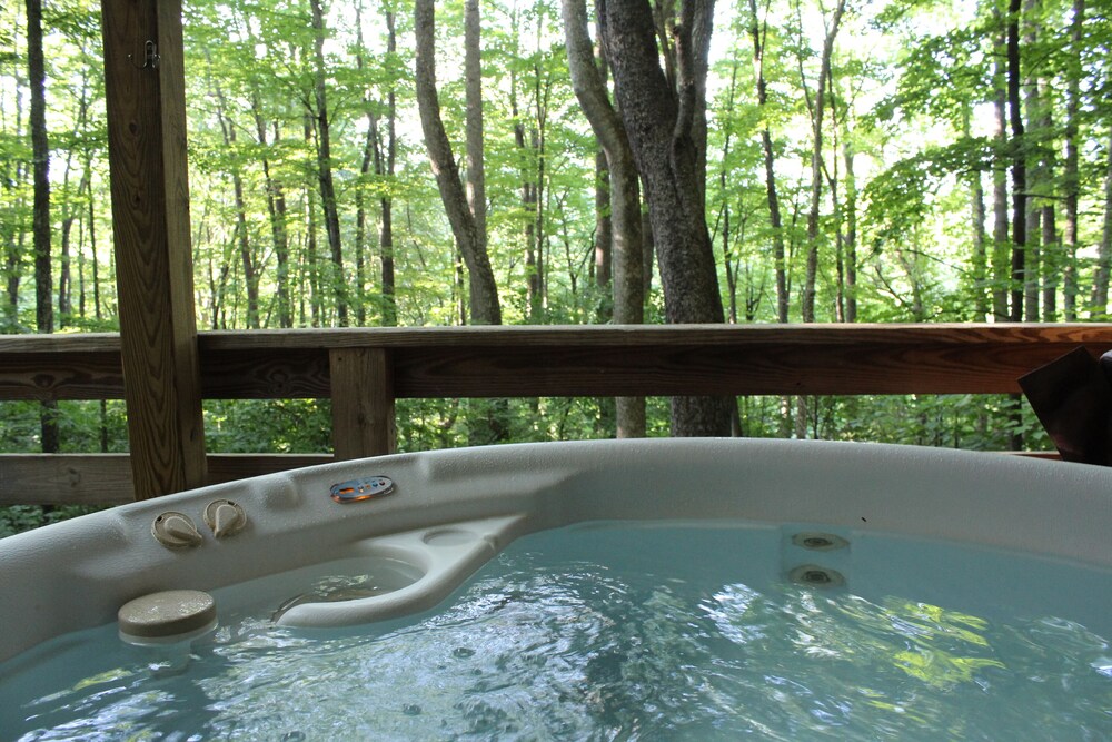 Smoky Mountain Treehouse - Cozy, Clean, Hot Tub, WiFi, Central Heat/Air, 5-Star