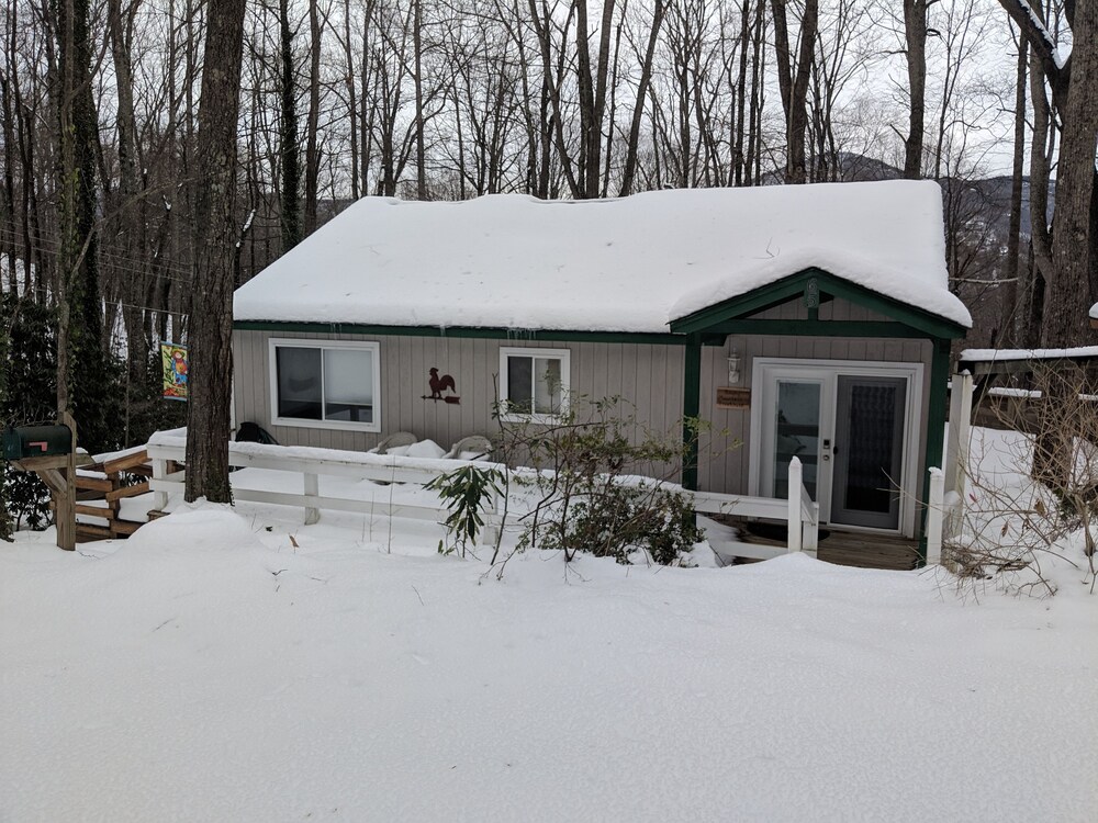 Smoky Mountain Treehouse - Cozy, Clean, Hot Tub, WiFi, Central Heat/Air, 5-Star