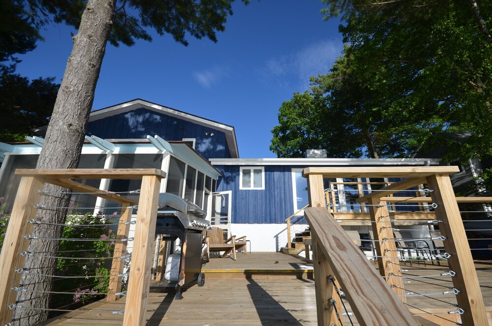 Modern, waterfront beach house in Suttons Bay. Kayaks. Pet friendly.