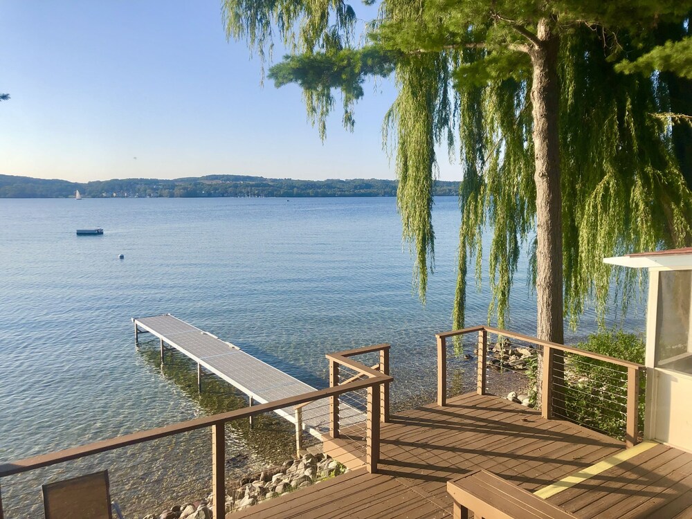 Modern, waterfront beach house in Suttons Bay. Kayaks. Pet friendly.