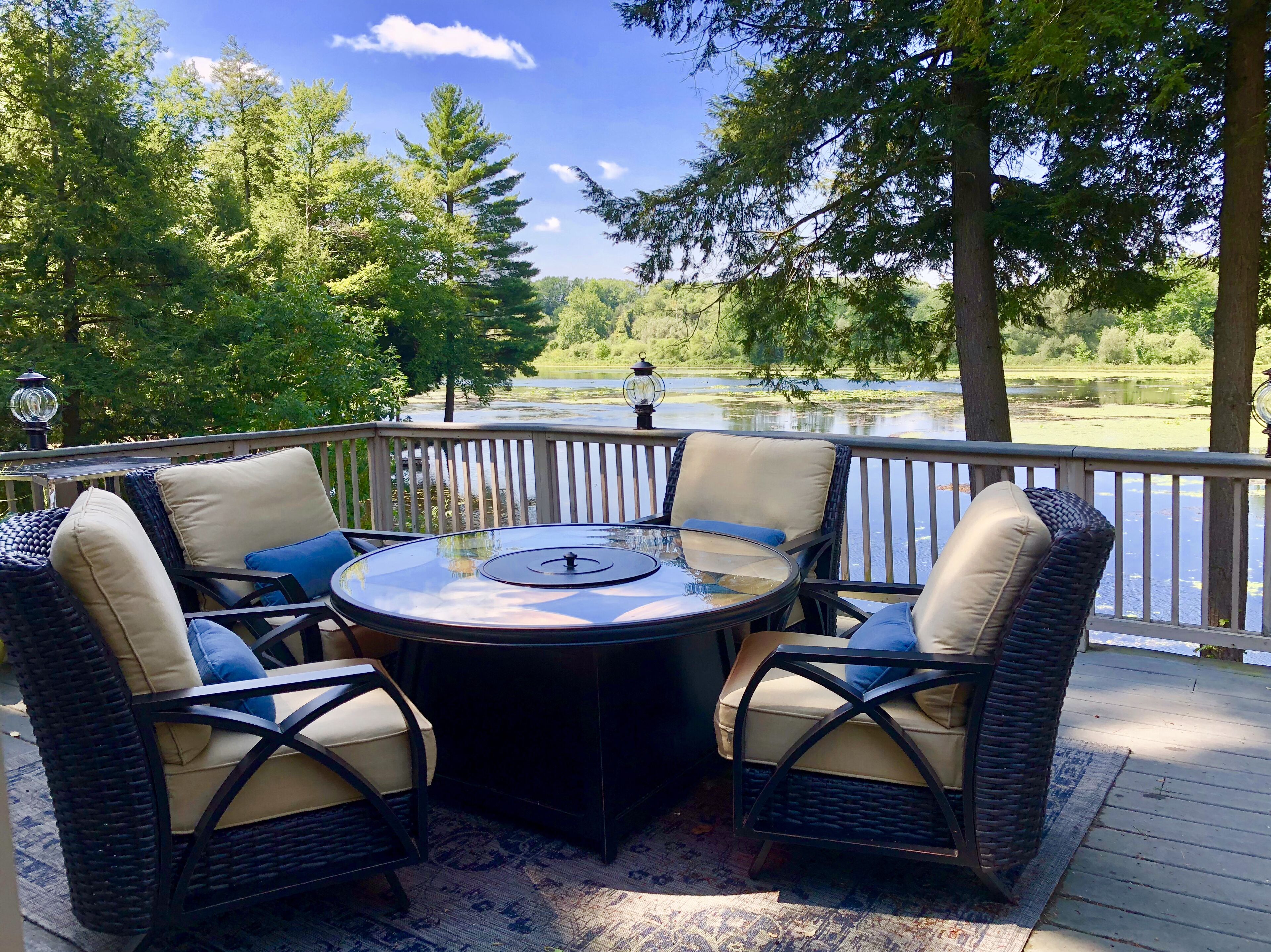 Magical Sunsets, Ultimate Comfort at Waterfront Retreat in Erie, United States