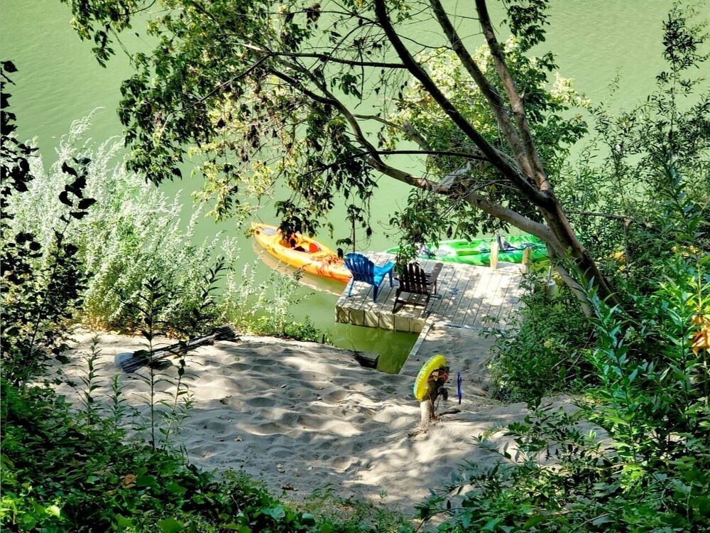 Reflections! Hot Tub! On River! Horseshoes! Giant Yard!