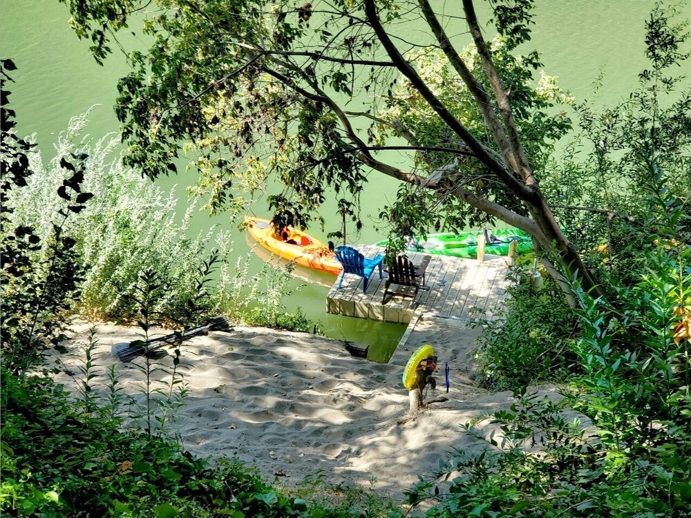 Reflections! Hot Tub! On River! Horseshoes! Giant Yard!