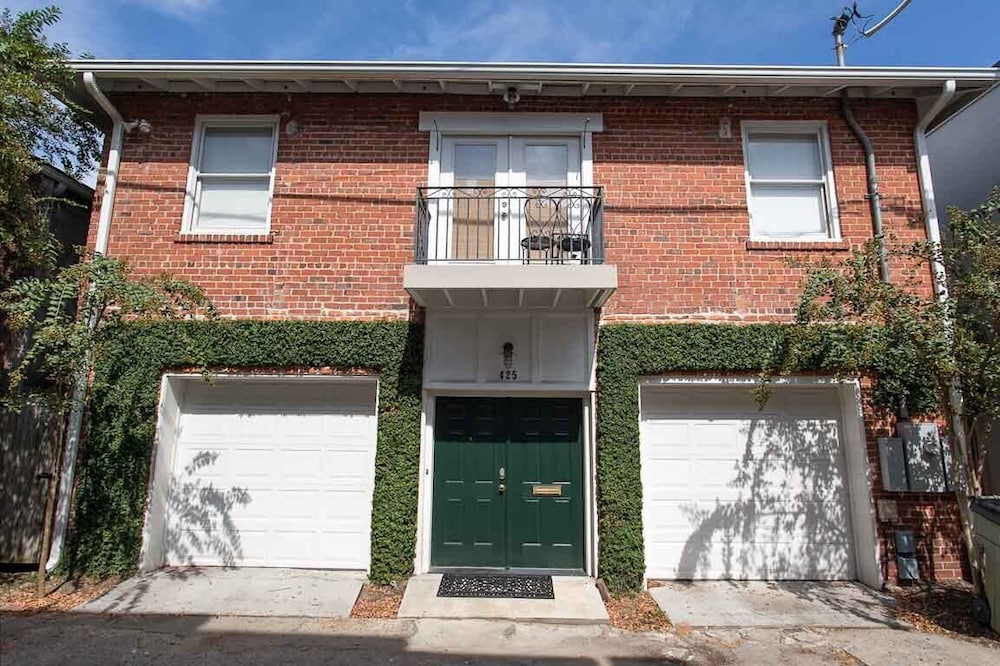 Spacious Historic District Carriage House w/ King bed by Lucky Savannah