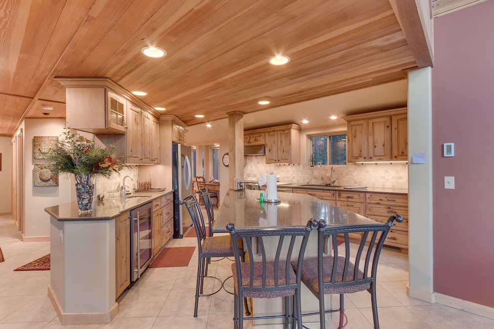 Eagle's Nest: 5  BR, 2.5  BA House in Homewood, Sleeps 13
