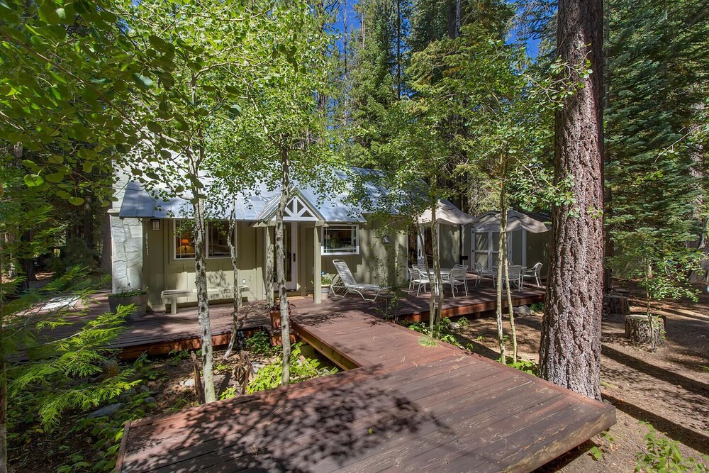 Sunnywood: 1  BR, 1  BA Cabin / Bungalow in Tahoma, Sleeps 4