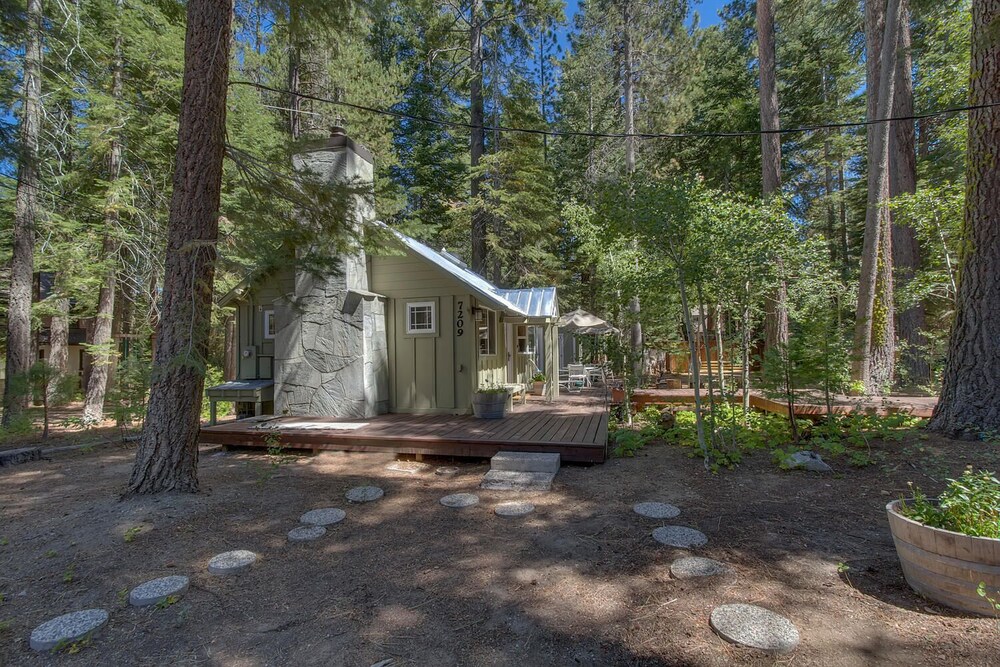 Sunnywood: 1  BR, 1  BA Cabin / Bungalow in Tahoma, Sleeps 4