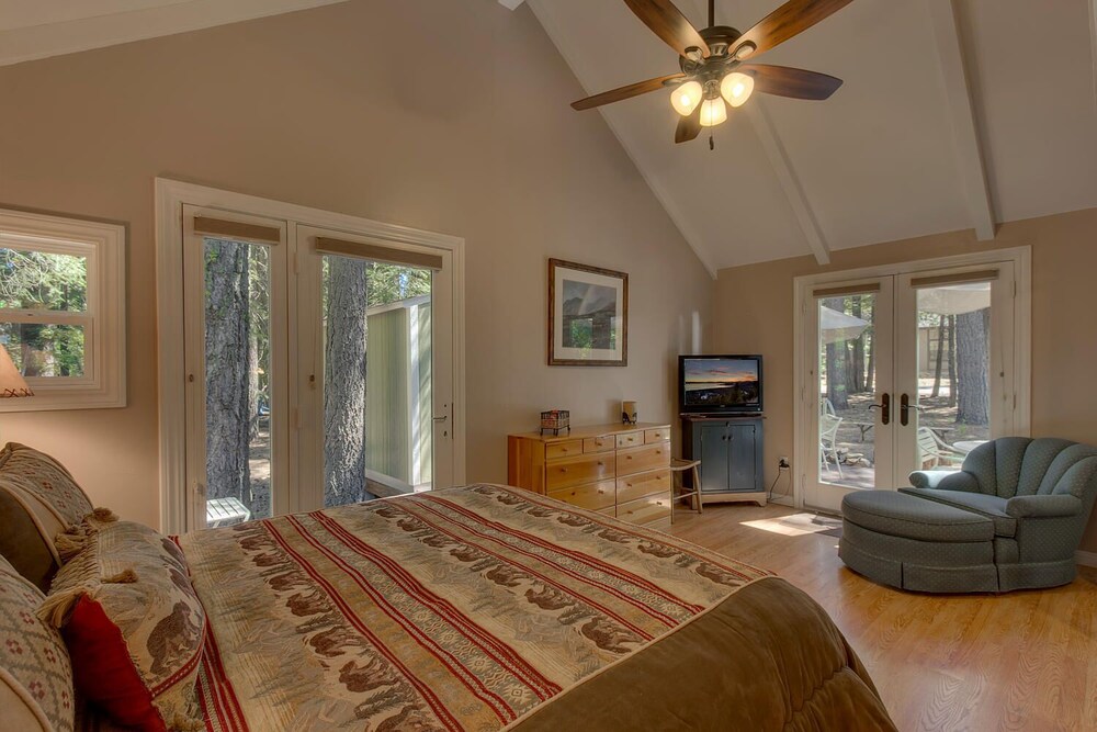 Sunnywood: 1  BR, 1  BA Cabin / Bungalow in Tahoma, Sleeps 4