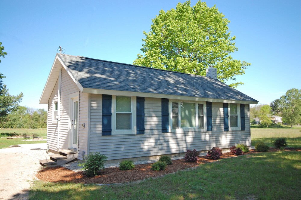 Clean Charming Updated Cottage In Empire Near Sleeping Bear Dunes Featured Image