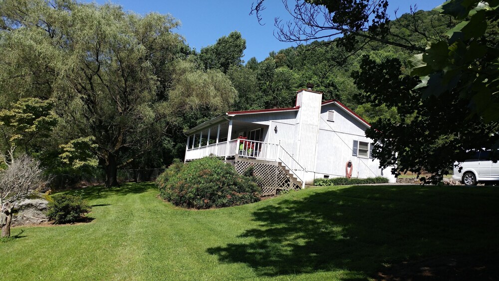 High Cotton, 3 BR, Single Level, Pet Friendly, Fenced Yard,Fantastic View