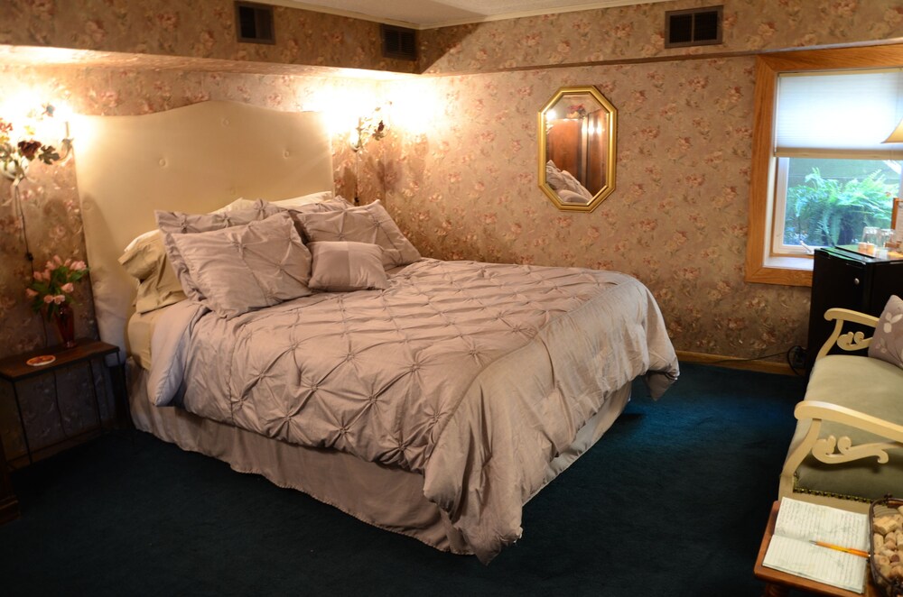 Whispering Pines Bed and Breakfast in Nebraska City Best Rates