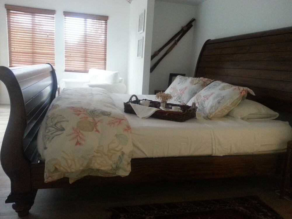 Charming Beach Cottage, 100 Steps to the Beach. Pet friendly. King Bed