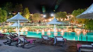 2 piscine all'aperto, una piscina in terrazza