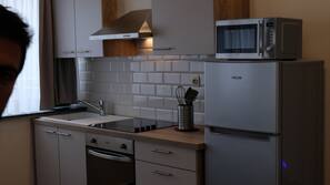 Kühlschrank, Mikrowelle, Wasserkocher mit Kaffee-/Teezubehör