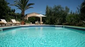 Piscina all'aperto, ombrelloni da piscina, lettini