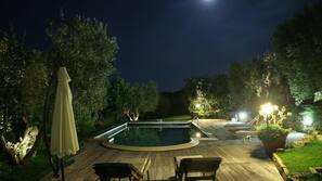 Piscina all'aperto, ombrelloni da piscina, lettini