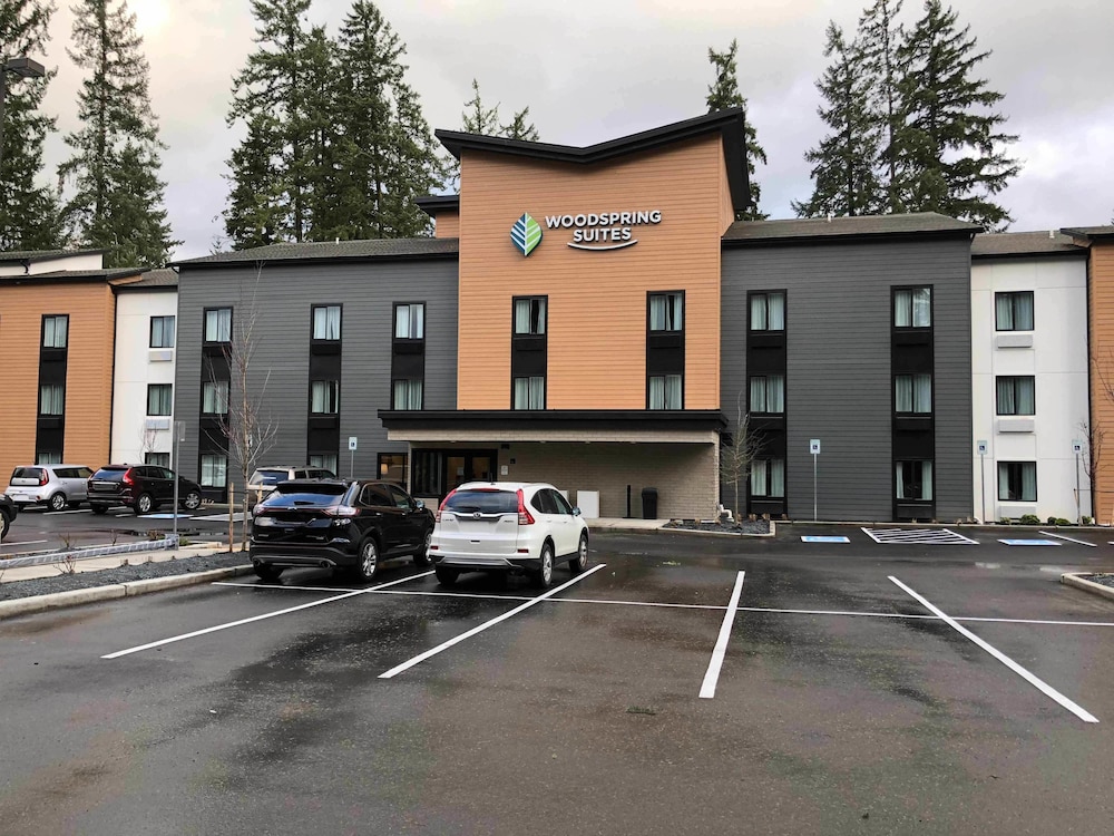 Parking, WoodSpring Suites Seattle Redmond