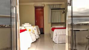Roupas de cama premium, frigobar, cortinas blackout