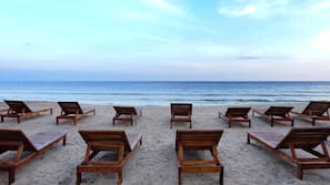 บนชายหาด
