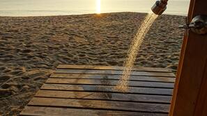 บนชายหาด