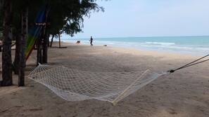 บนชายหาด