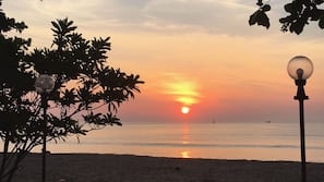 บนชายหาด