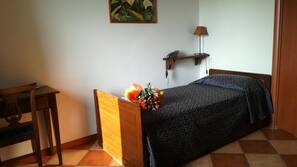 Minibar con artículos gratuitos y escritorio