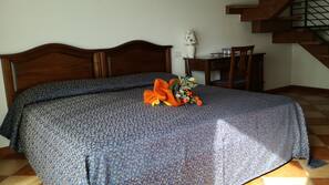 Minibar con artículos gratuitos y escritorio