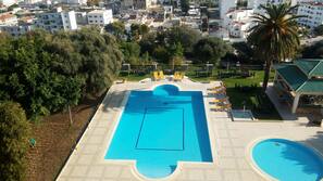 Piscina externa, guarda-sóis, espreguiçadeiras