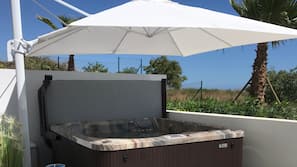 Bañera de hidromasaje al aire libre