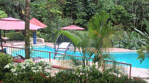 Piscine extérieure, parasols de plage