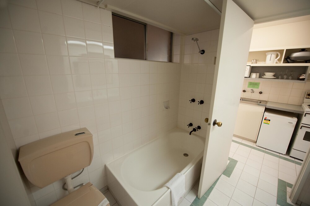 Bathroom, Parklane Motel