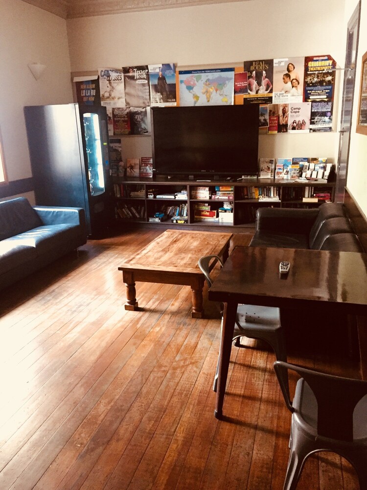 Game room, Coogee Beach House - Hostel