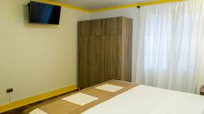 Frigobar, cofres nos quartos, ferros/tábuas de passar roupa