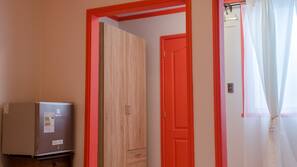 Frigobar, cofres nos quartos, ferros/tábuas de passar roupa