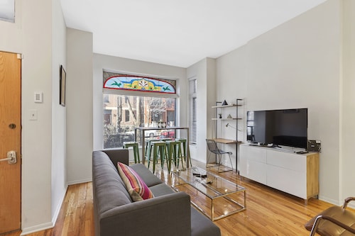 Top 10 Hotels Near Lincoln Park Zoo Chicago From 59 Travelocity New 4 Bedroom 3 Bath Duplex Modern Design Sleeps 10
