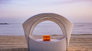 私人海灘、太陽傘、排球
