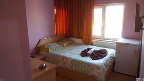 Premium bedding, desk, free WiFi